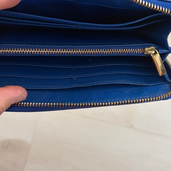 Tory Burch full zip wallet blue latent leather approx 7x4 - Picture 10 of 13